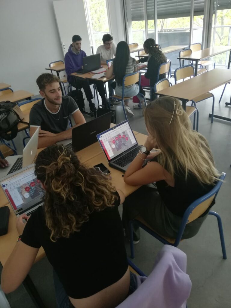 étudiant travail groupe